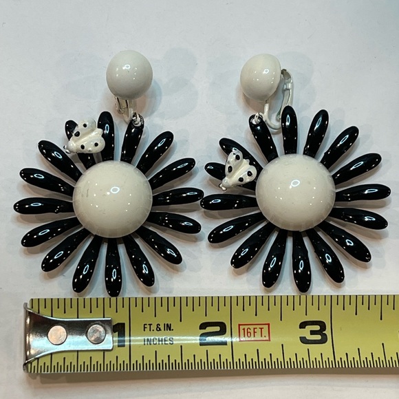 Vintage MCM 1960-70s Large Retro Daisy w Ladybug Clip On Earrings Summer Fun - Picture 12 of 12